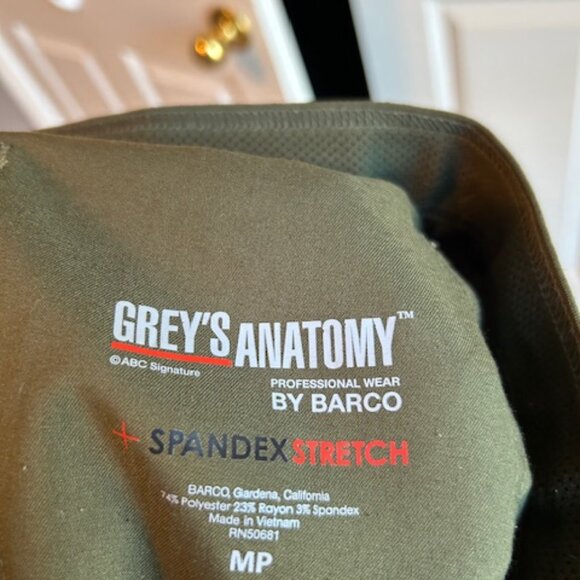 women's scrubs - Picture 3 of 5